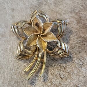 Vtg. LISNER Pinwheel Poinsettia Gold Toned Brooch